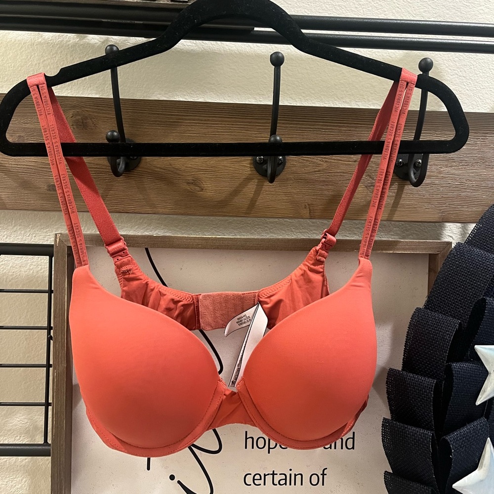❌SOLD❌2 BRAS Victoria Secret 36C